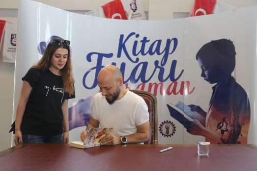 KAHRAMAN TAZEOĞLU KİTAP FUARINDA KARAMANLILARLA BULUŞTU