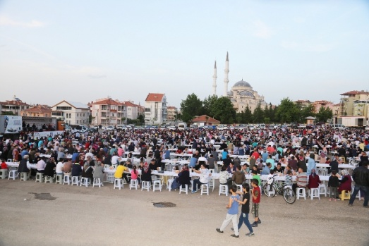 İFTAR SOFRASI ZİYA GÖKALP MAHALLESİ’NE KURULDU