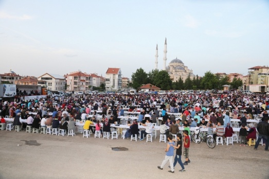 İFTAR SOFRASI ZİYA GÖKALP MAHALLESİ’NE KURULDU