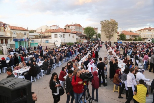 İLK İFTAR SOFRASI TOPUCAK MEYDANI’NDA KURULDU