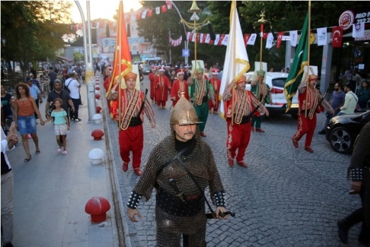 ŞÖLENİN İKİNCİ GÜNÜNDE VATANDAŞLAR UNUTULMAZ BİR GECE YAŞADI