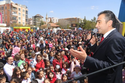 BELEDİYENİN ÇOCUK ŞENLİĞİNDE BAŞKAN KALAYCI'YA SEVGİ SELİ