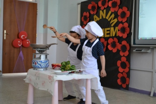 MİNİK ÖĞRENCİLERDEN SEVGİ DOLU PROGRAM