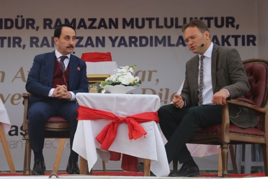 İLK İFTAR SOFRASI TOPUCAK MEYDANI’NDA KURULDU