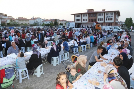 İFTAR SOFRASI ZİYA GÖKALP MAHALLESİ’NE KURULDU