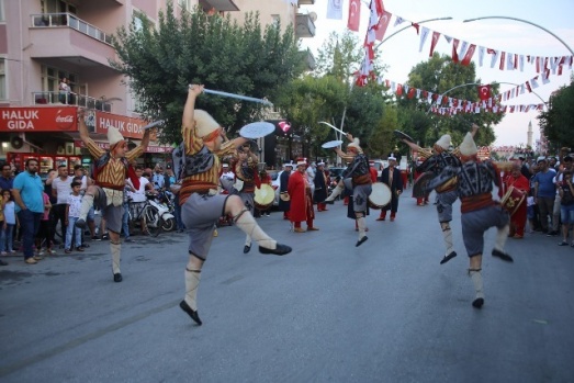 ŞÖLENİN İKİNCİ GÜNÜNDE VATANDAŞLAR UNUTULMAZ BİR GECE YAŞADI