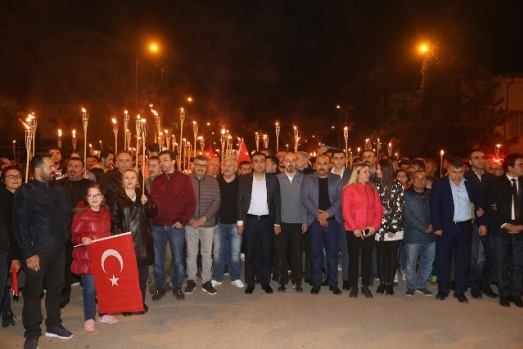 “TÜRKÇE AŞKI VATAN AŞKI YÜRÜYÜŞÜ” VE FENER ALAYI KARAMAN’I BÜYÜLEDİ