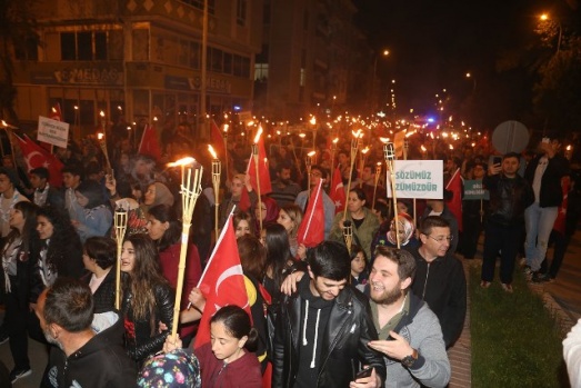 “TÜRKÇE AŞKI VATAN AŞKI YÜRÜYÜŞÜ” VE FENER ALAYI KARAMAN’I BÜYÜLEDİ