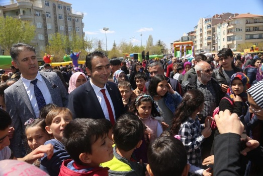 BELEDİYENİN ÇOCUK ŞENLİĞİNDE BAŞKAN KALAYCI'YA SEVGİ SELİ