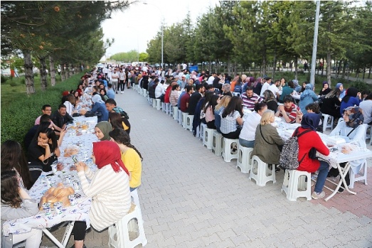 İFTAR SOFRASI ÜNİVERSİTE ÖĞRENCİLERİ İÇİN KURULDU