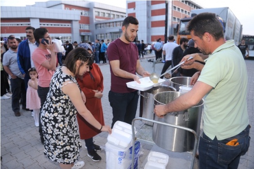 İFTAR SOFRASI ÜNİVERSİTE ÖĞRENCİLERİ İÇİN KURULDU