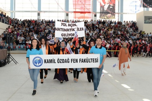 KMÜ'DE MEZUNİYET COŞKUSUNU YAŞADI