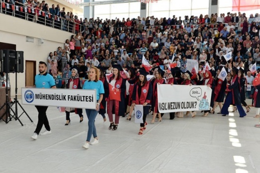 KMÜ'DE MEZUNİYET COŞKUSUNU YAŞADI