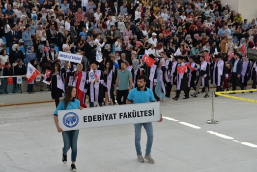 KMÜ'DE MEZUNİYET COŞKUSUNU YAŞADI