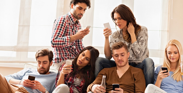 Akıllı Telefonlar Miyop Hastalığının Çoğalmasına Yol Açıyor Akıllı Telefonlar Miyop Hastalığının Çoğalmasına Yol Açıyor