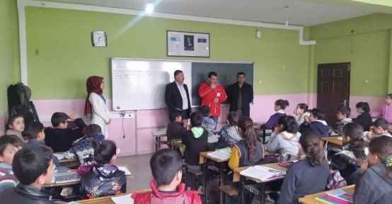 Ergani’de bin 500 öğrenciye giyim ve kırtasiye yardımı