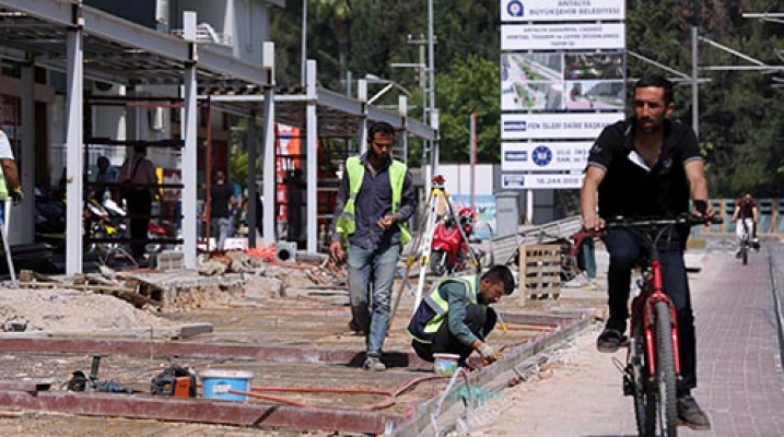 Antalya'da Şarampol Caddesi’nde çalışmalar son hız