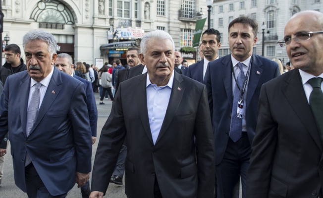 Başbakan Yıldırım, Londra’da Piccadilly Caddesi’nde yürüyüş yaptı