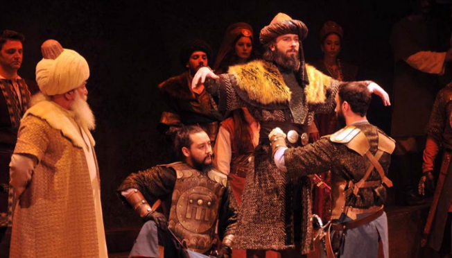 İskender Pala'nın oyunu Karamanlı tiyatro severlerle buluştu