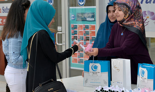 KARAMAN KMÜ YERLEŞKESİNDE GÜL LOKUMU VE MEKTUP DAĞITILDI