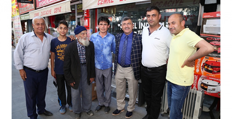 Akdoğan mahalle iftarlarında vatandaşla bir arada oluyor