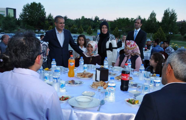 Valilik personeli ve mahalle sakinleriyle iftar yemeğinde buluştu