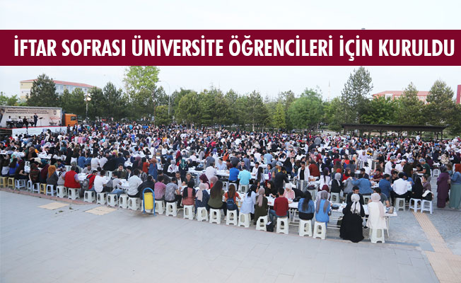 İFTAR SOFRASI ÜNİVERSİTE ÖĞRENCİLERİ İÇİN KURULDU İFTAR SOFRASI ÜNİVERSİTE ÖĞRENCİLERİ İÇİN KURULDU