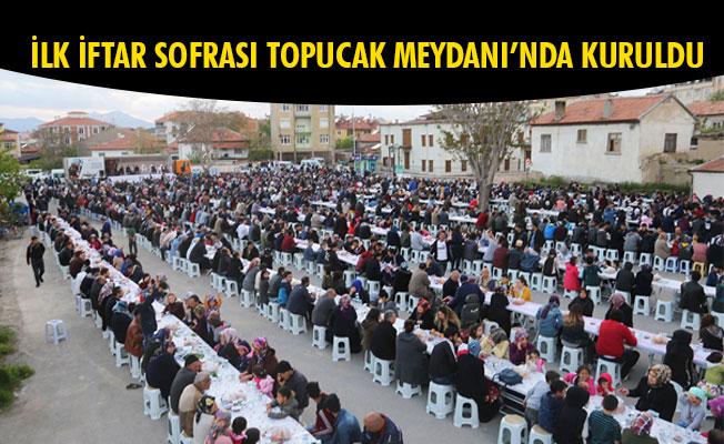 İLK İFTAR SOFRASI TOPUCAK MEYDANI’NDA KURULDU