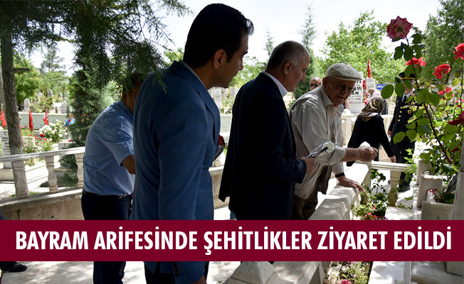 BAYRAM ARİFESİNDE ŞEHİTLİKLER ZİYARET EDİLDİ