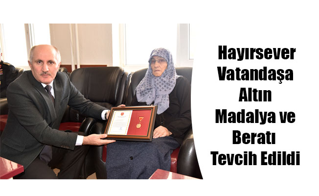 Hayırsever Vatandaşa Altın Madalya ve Beratı Tevcih Edildi Hayırsever Vatandaşa Altın Madalya ve Beratı Tevcih Edildi