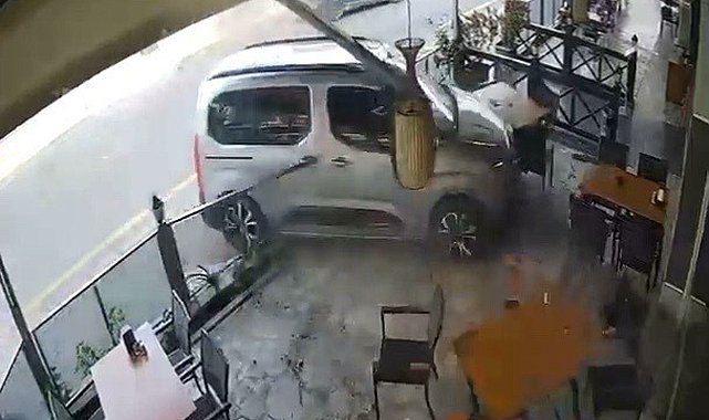 15 yaşındaki sürücü, otomobille restorana daldı; o anlar kamerada