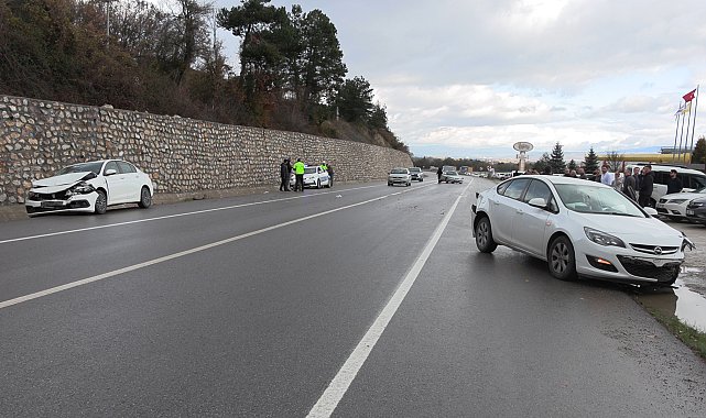 3 otomobil çarpıştı; 3 yaralı