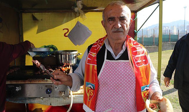 6 yıl profesyonel futbol oynadığı takımın maçlarına ev sahipliği yapan stadyumda köfte ekmek satıyor