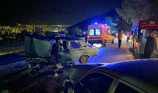 Adana'da iki otomobil kafa kafaya çarpıştı: 7 yaralı