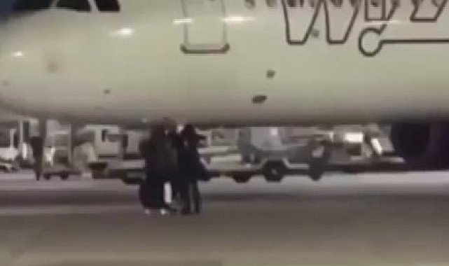 Almanya'da uçağı kaçıran yolcular piste koştu