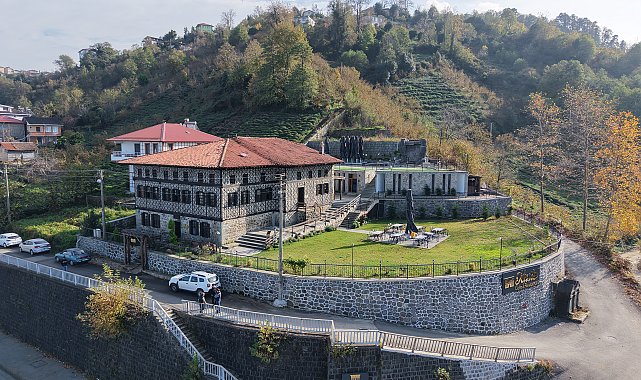 Annesinin hatırasını müzeye dönüştürdüğü konakta yaşatıyor
