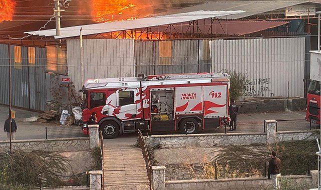 Antalya'da ahşap presleme ve üretme atölyesinde yangın