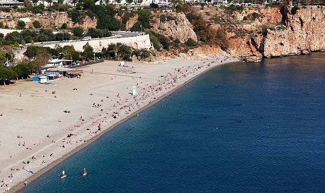 Ara tatilin son gününde, sahilde yazı aratmayan yoğunluk