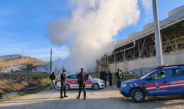 Aydın'da sıcak su boru hattı patladı; yol trafiğe kapandı