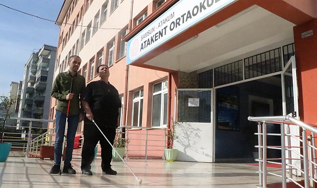 Aynı okulda görevli görme engelli iki öğretmen çevrelerine ilham veriyor