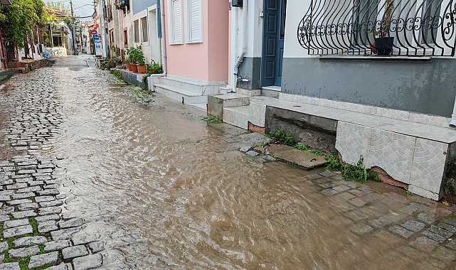 Ayvalık'ta sağanak yağmur cadde ve sokakları göle çevirdi