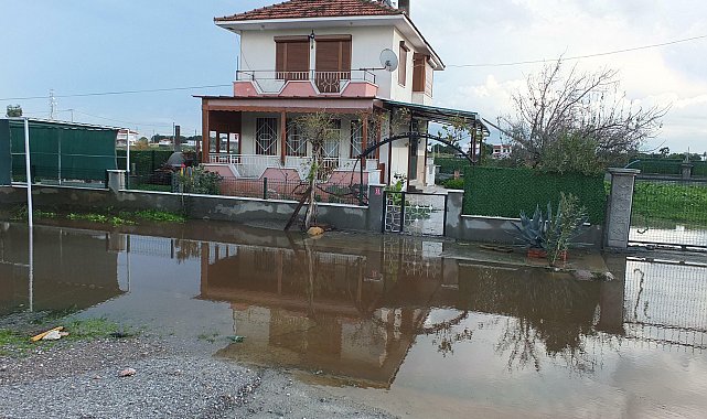 Balıkesir'de sağanak yağmur etkili oldu; yollar göle döndü, yazlıkları su bastı