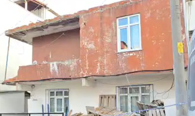 Balkon duvarının bir bölümü yıkılan 2 katlı bina boşaltıldı