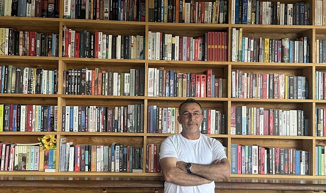 Bodrum'da büfesinde 800 kitaptan oluşan kütüphane kurdu