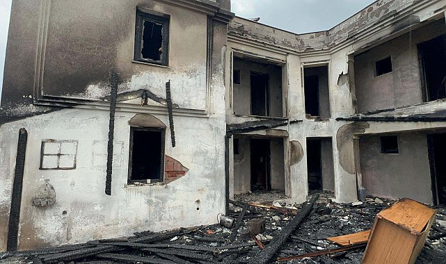 Bozcaada'da otelde çıkan yangın söndürüldü; 1 köpek öldü