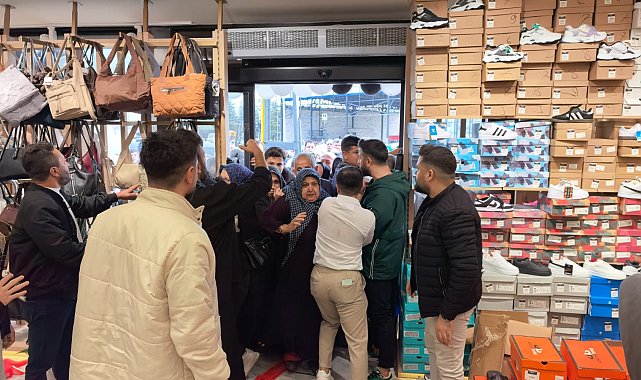 Bursa'da giyim mağazası açılışında izdiham