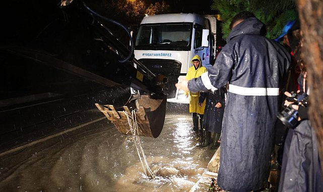 Çeşme'de sağanak, hayatı olumuz etkiledi