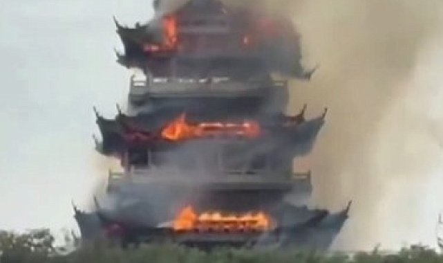 Çin'deki tarihi Yongqing Tapınağı'nda yangın çıktı