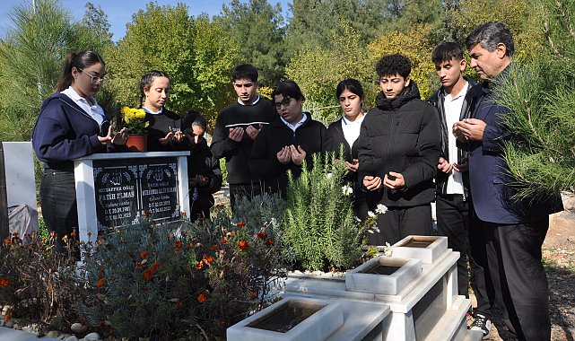 Depremde hayatını kaybeden öğretmen, mezarı başında anıldı