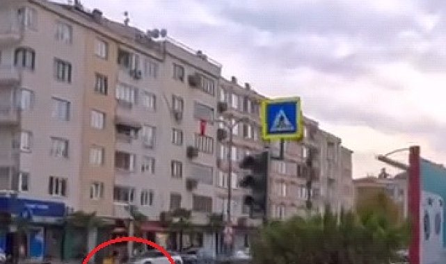 Devrilen motosikletten düşen sürücü metrelerce sürüklendi; kaza kamerada